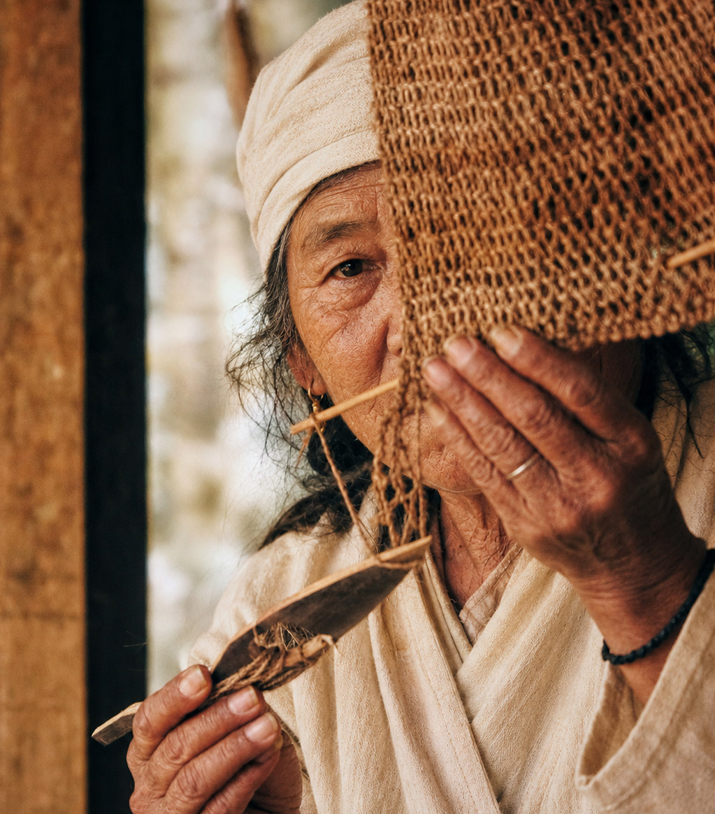 Hands weaving